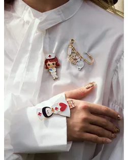 Булавка "Медицина" 4 подвески, 6,5см, цвет белый в золоте арт. СМЛ-223862-1-СМЛ0007332936