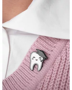 Значок «Зуб» в академической шапочке, цвет чёрно-белый в чёрном металле арт. СМЛ-247232-1-СМЛ0007624733